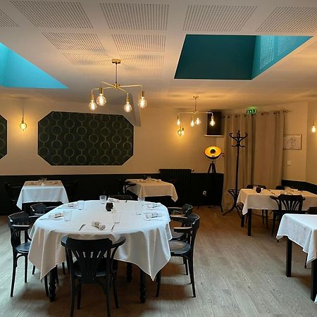 Restaurant Hotel Logis Chez Sophie Briouze Екстериор снимка