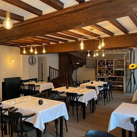 Restaurant Hotel Logis Chez Sophie Briouze Екстериор снимка