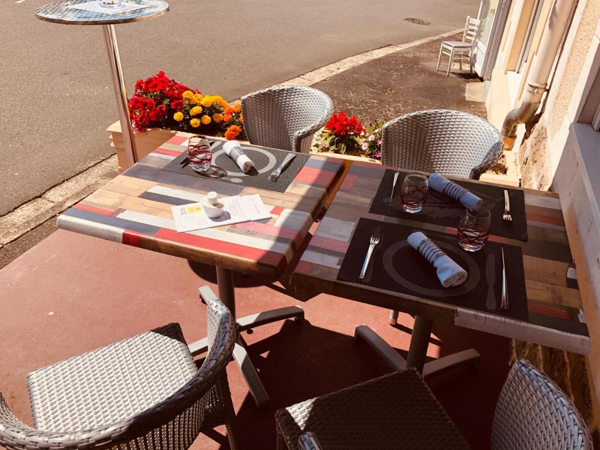 Restaurant Hotel Logis Chez Sophie Briouze Екстериор снимка