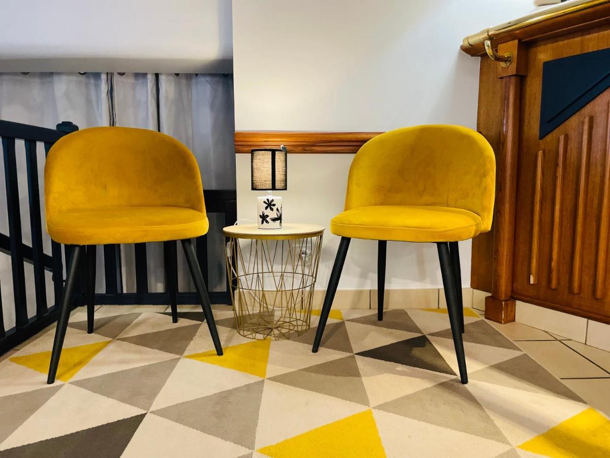 Restaurant Hotel Logis Chez Sophie Briouze Екстериор снимка
