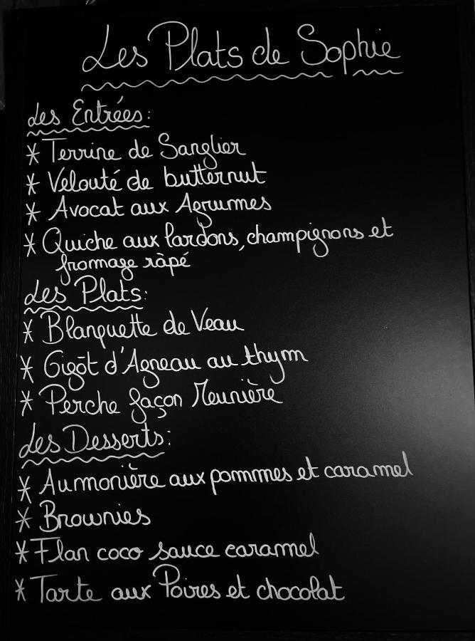 Restaurant Hotel Logis Chez Sophie Briouze Екстериор снимка