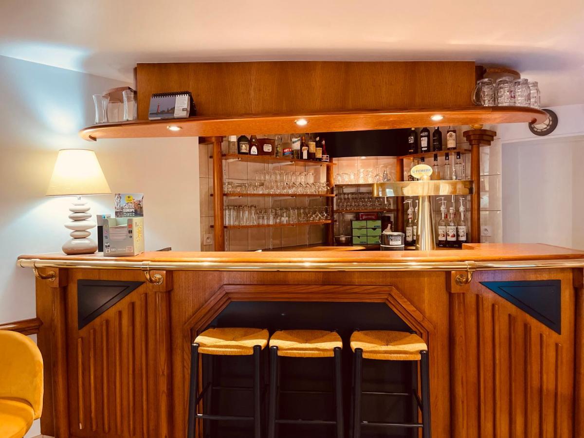 Restaurant Hotel Logis Chez Sophie Briouze Екстериор снимка