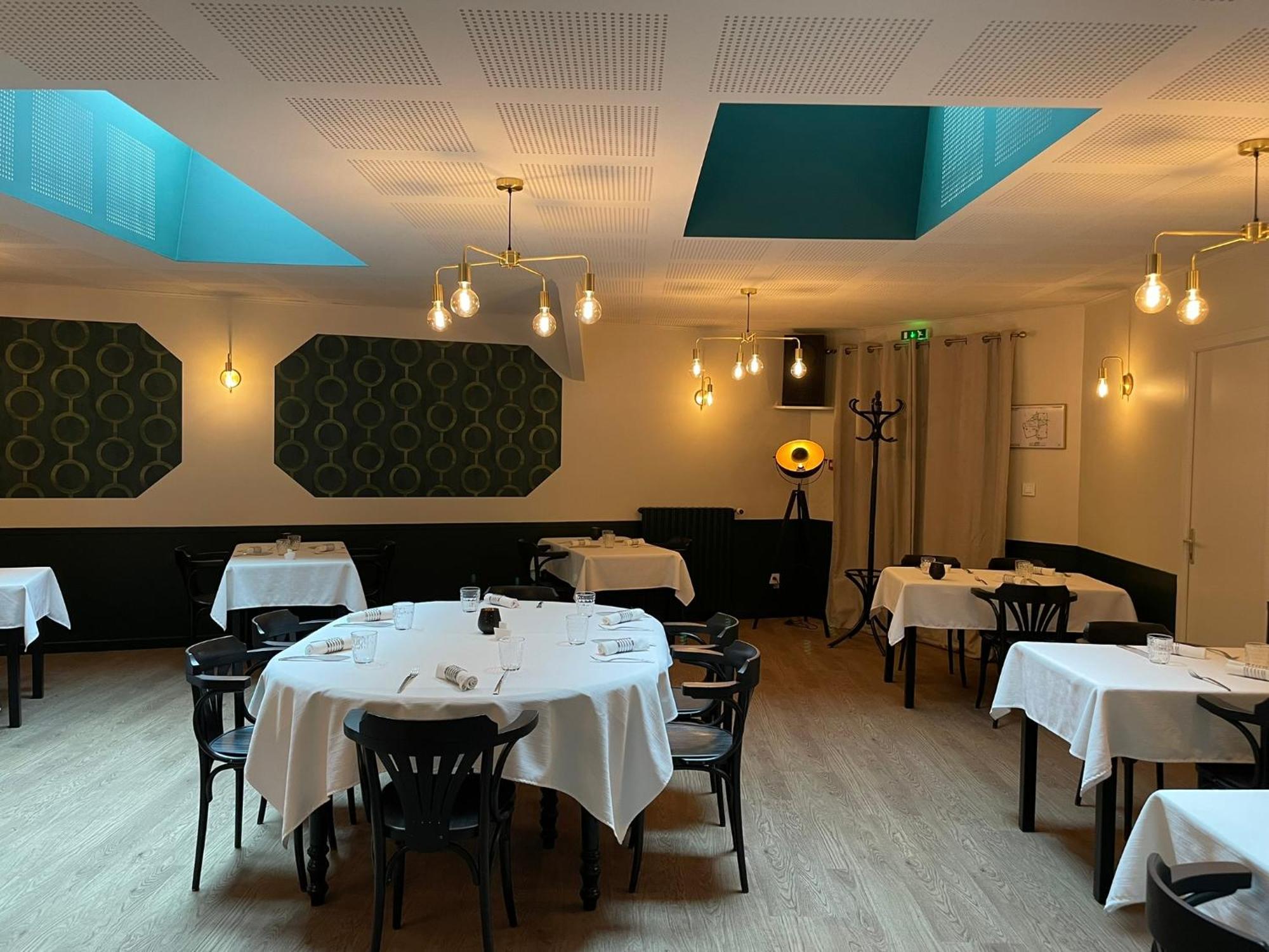 Restaurant Hotel Logis Chez Sophie Briouze Екстериор снимка
