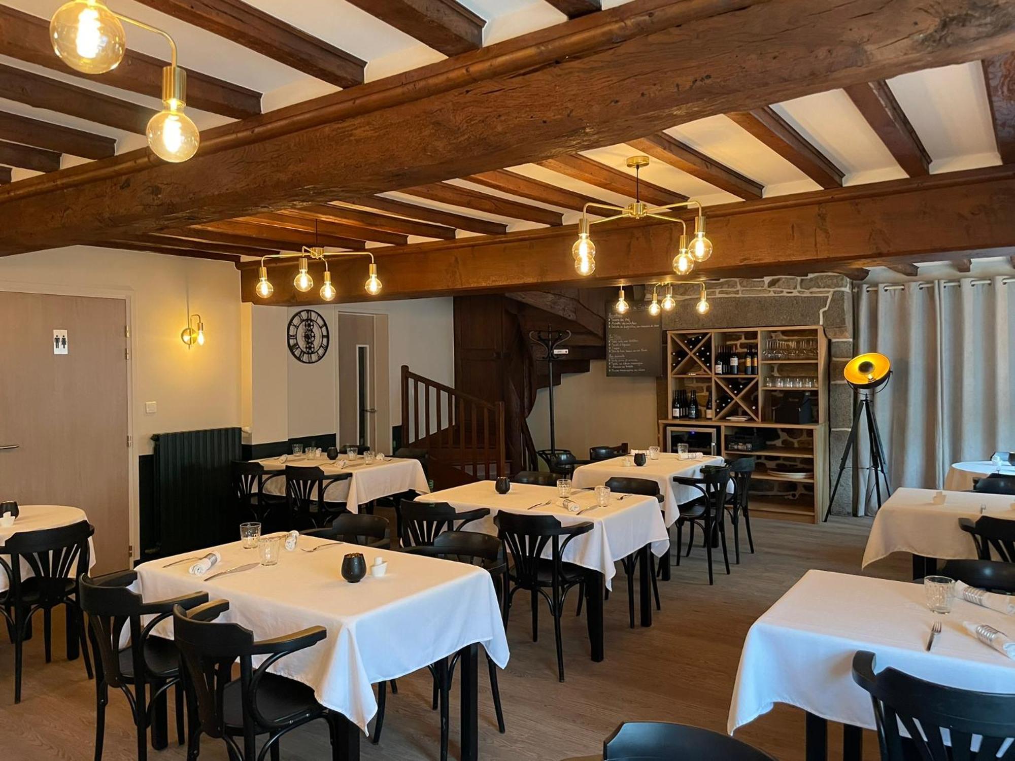 Restaurant Hotel Logis Chez Sophie Briouze Екстериор снимка