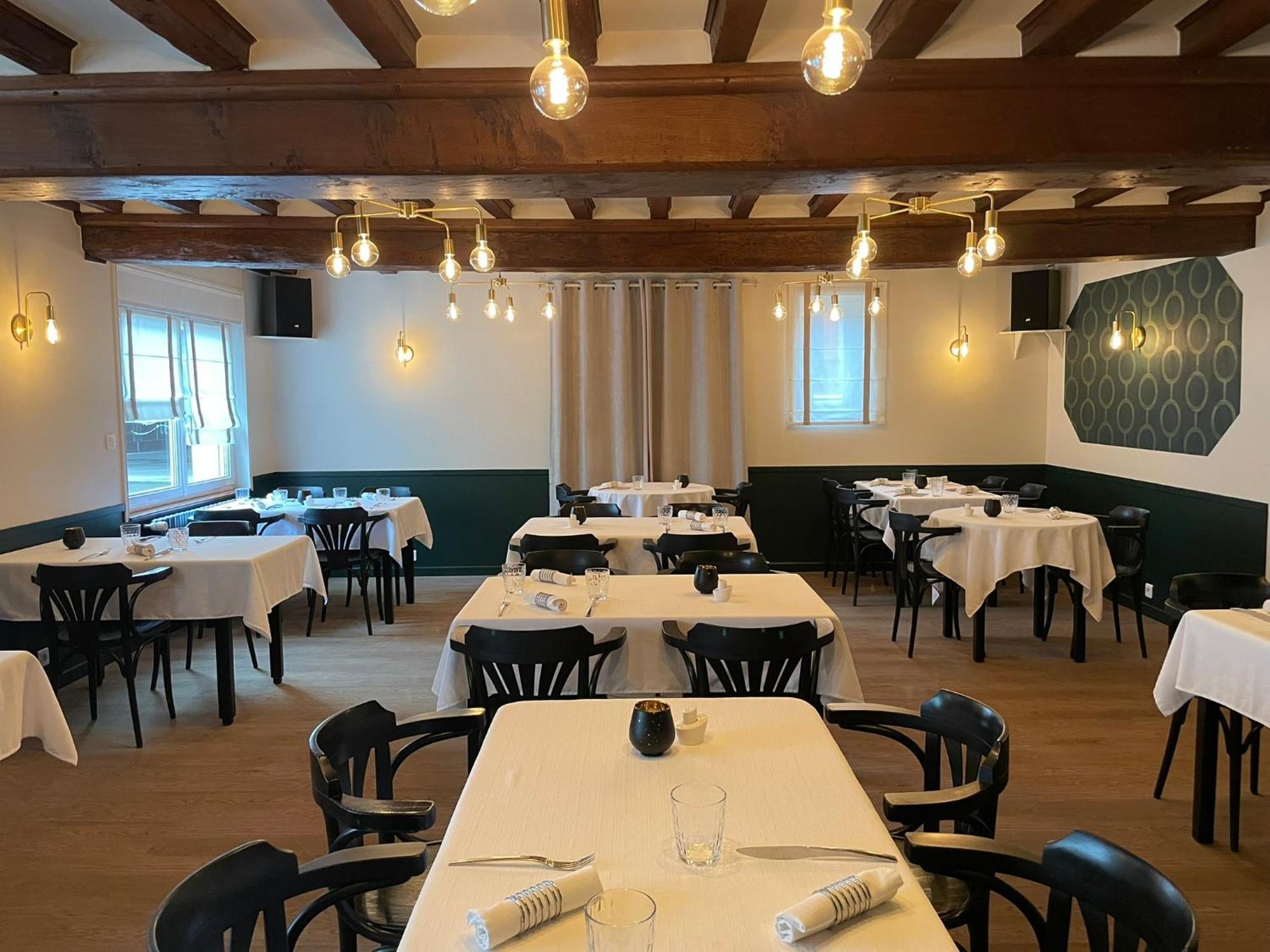 Restaurant Hotel Logis Chez Sophie Briouze Екстериор снимка