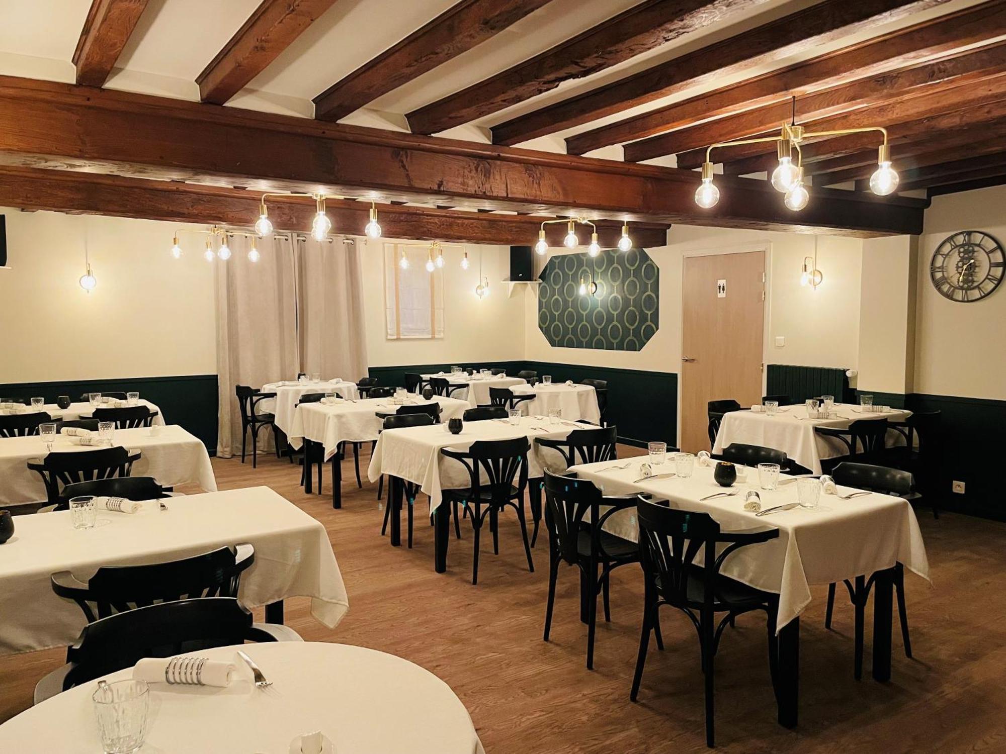 Restaurant Hotel Logis Chez Sophie Briouze Екстериор снимка