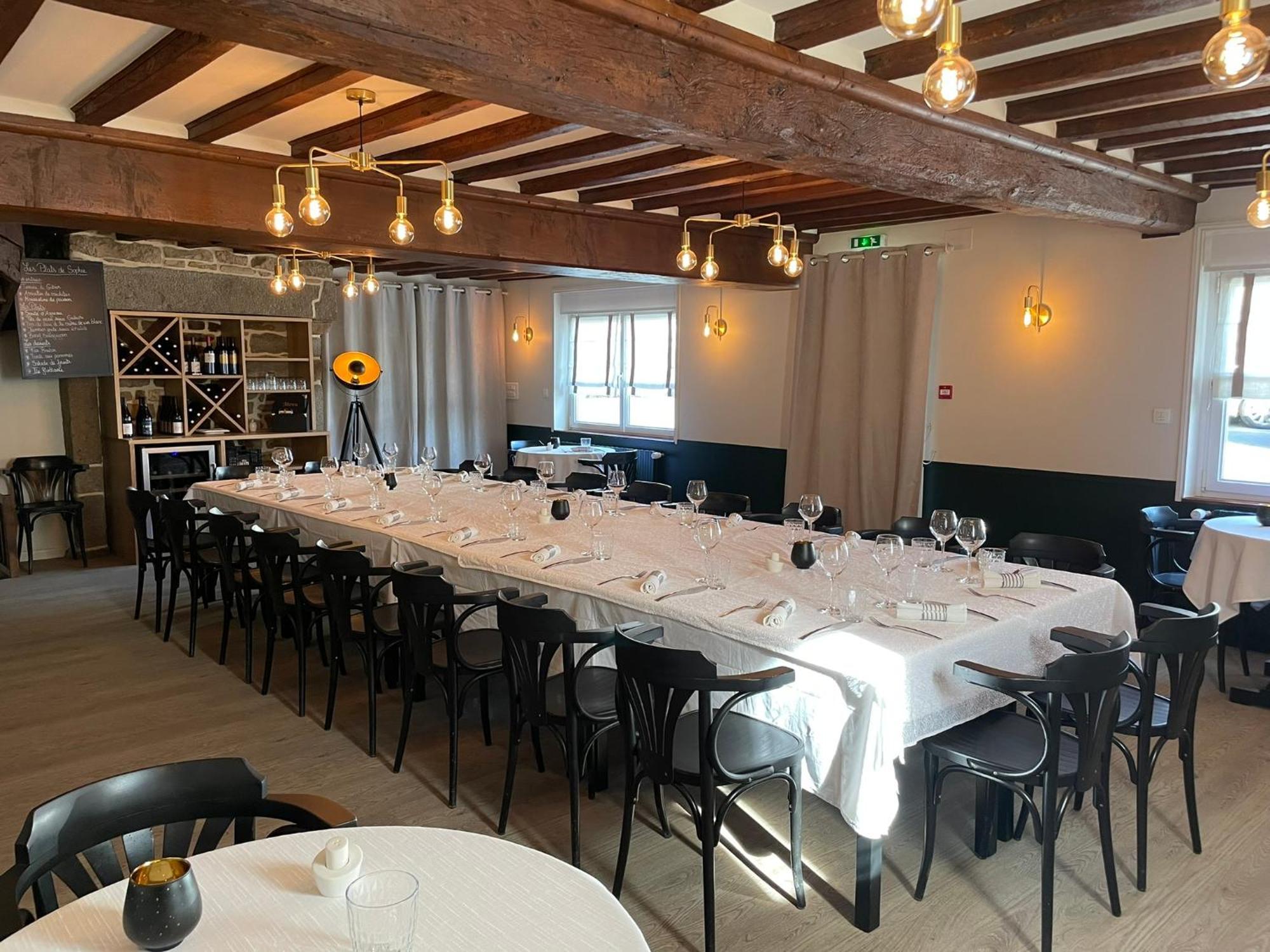 Restaurant Hotel Logis Chez Sophie Briouze Екстериор снимка