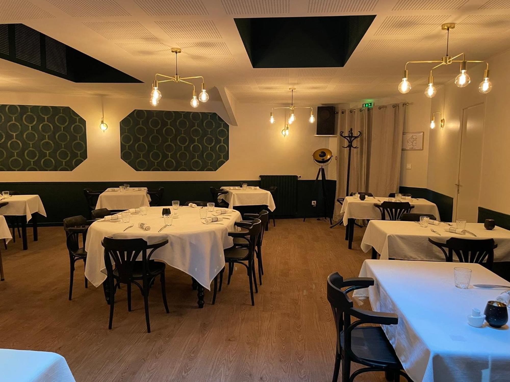 Restaurant Hotel Logis Chez Sophie Briouze Екстериор снимка