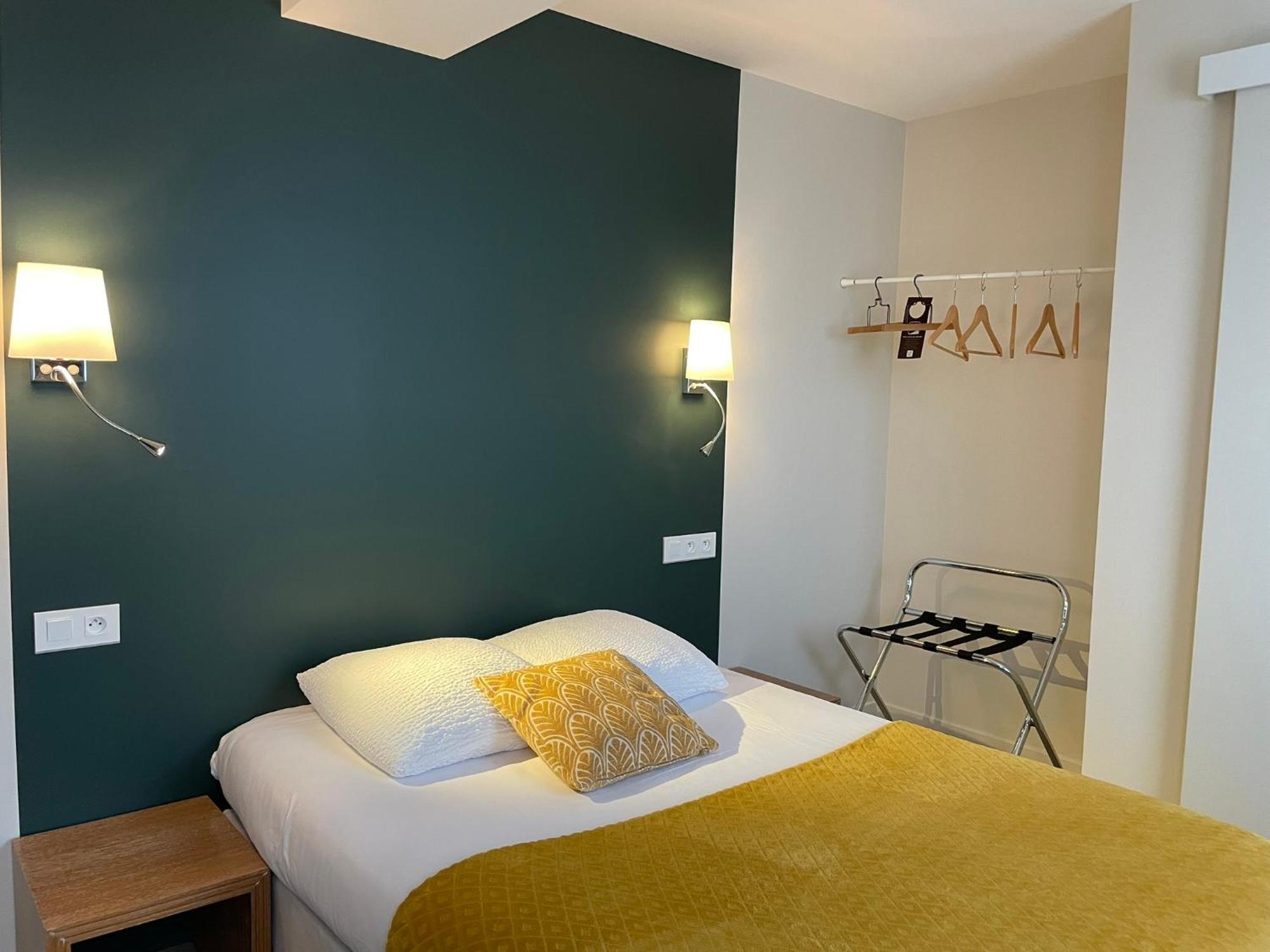 Restaurant Hotel Logis Chez Sophie Briouze Екстериор снимка