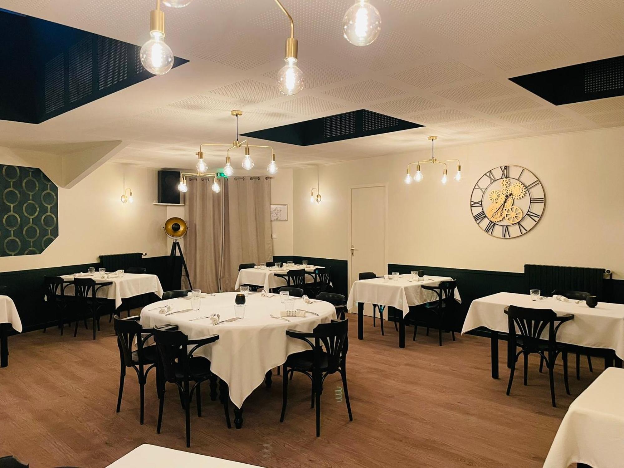 Restaurant Hotel Logis Chez Sophie Briouze Екстериор снимка