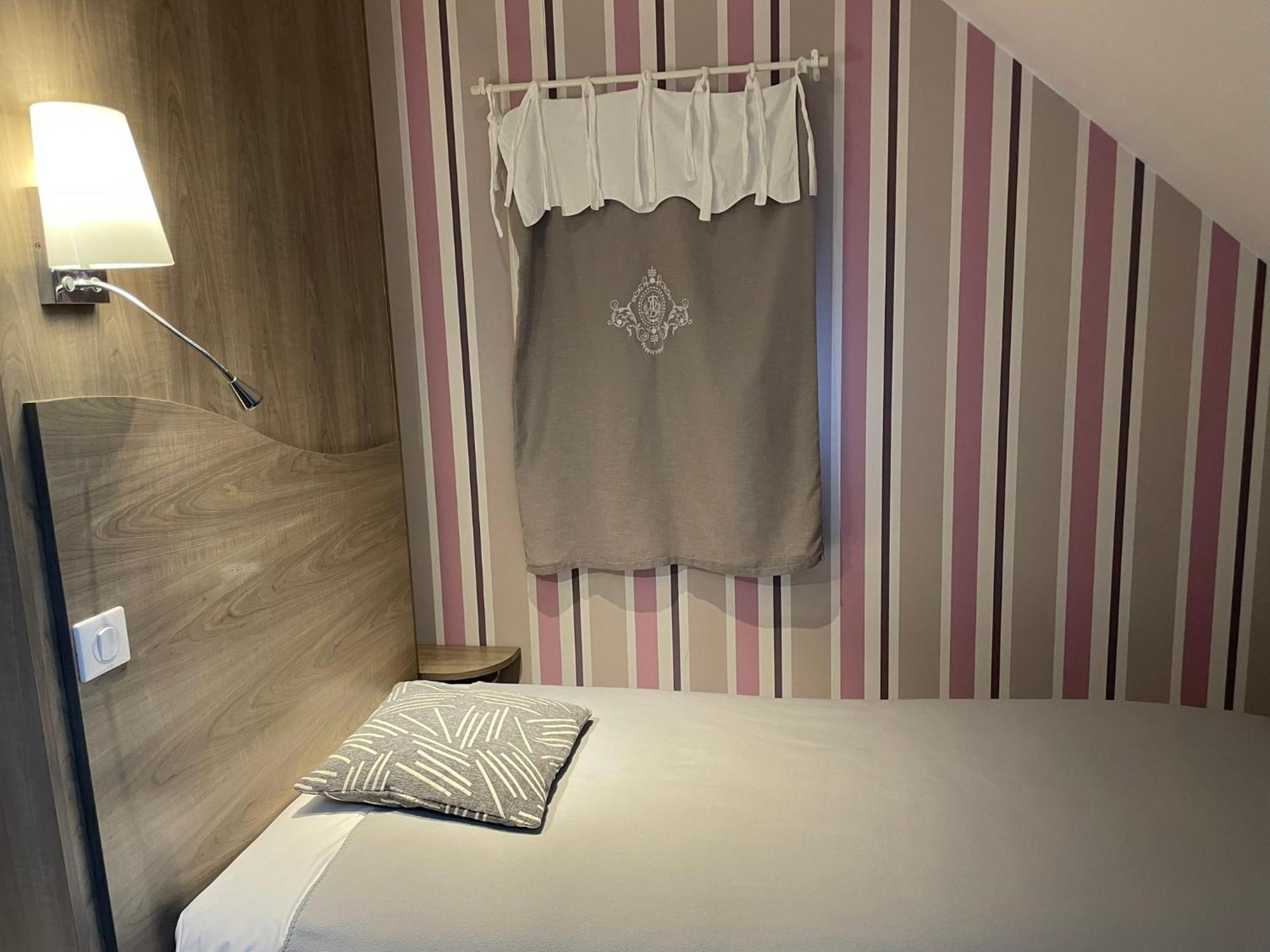 Restaurant Hotel Logis Chez Sophie Briouze Екстериор снимка