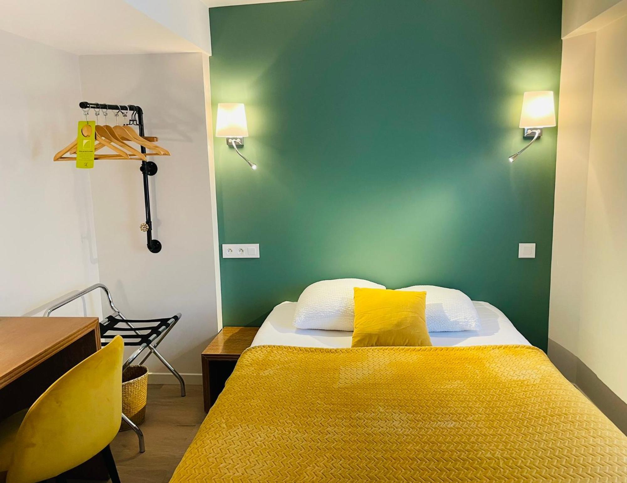 Restaurant Hotel Logis Chez Sophie Briouze Екстериор снимка