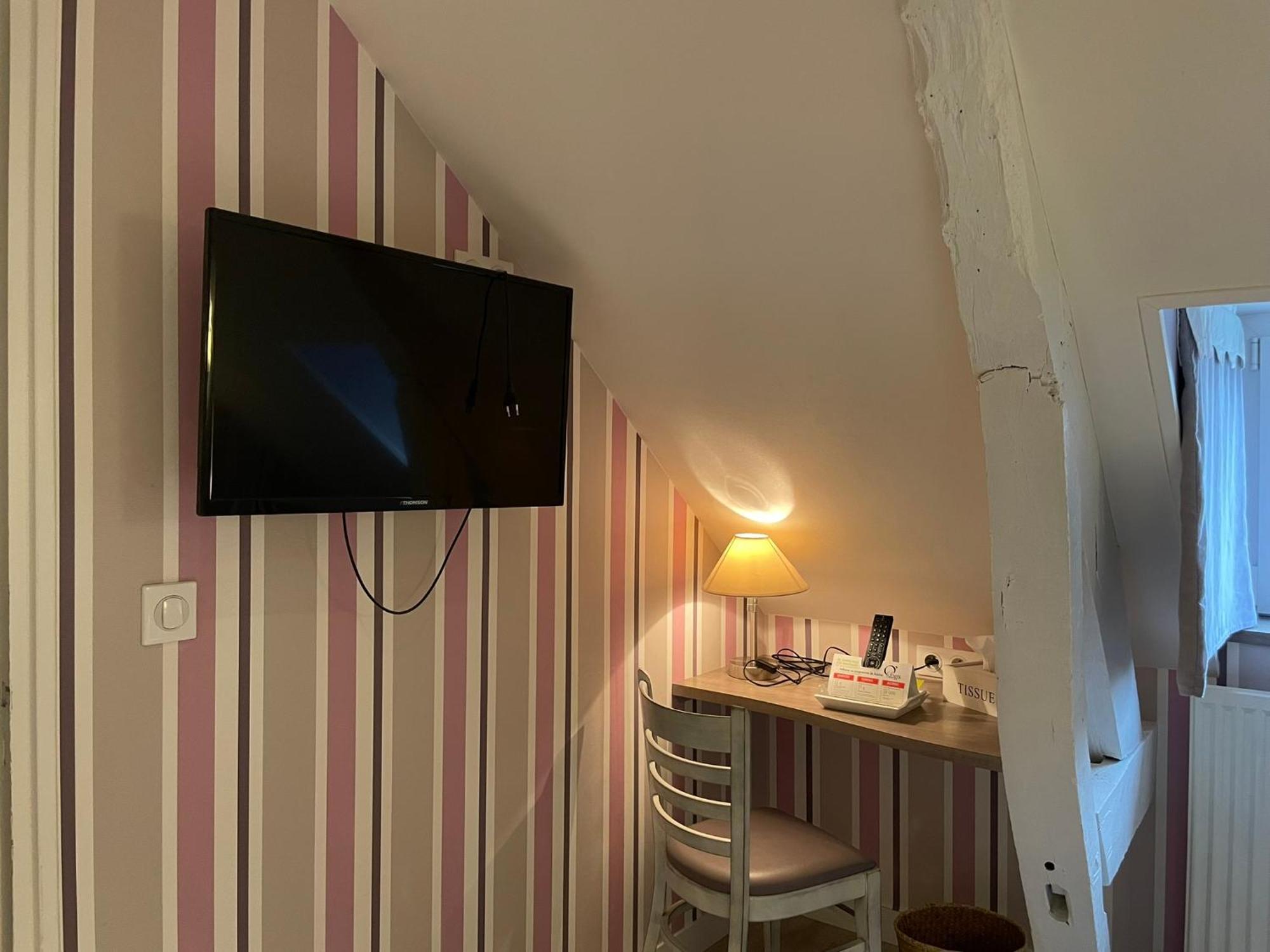 Restaurant Hotel Logis Chez Sophie Briouze Екстериор снимка