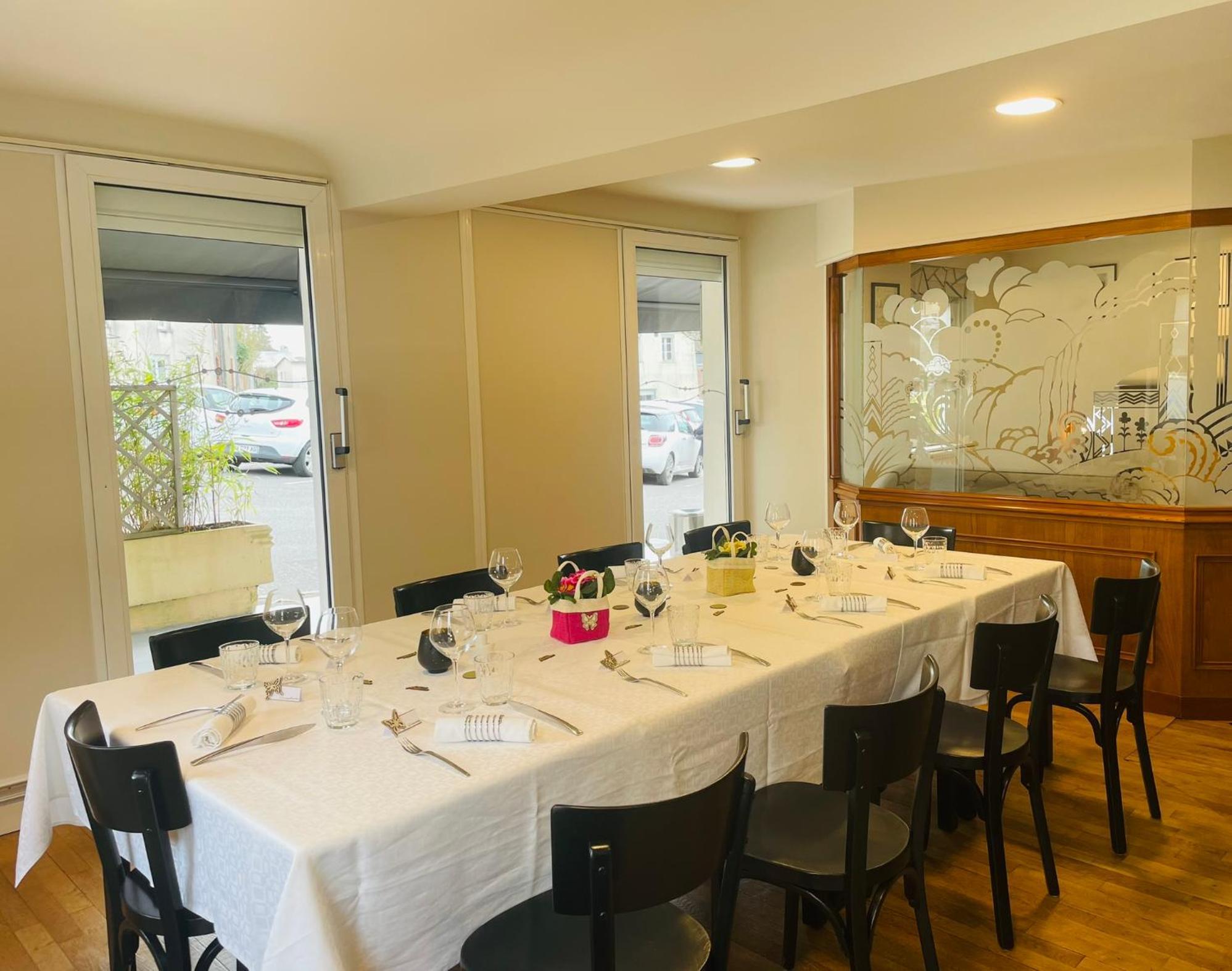 Restaurant Hotel Logis Chez Sophie Briouze Екстериор снимка