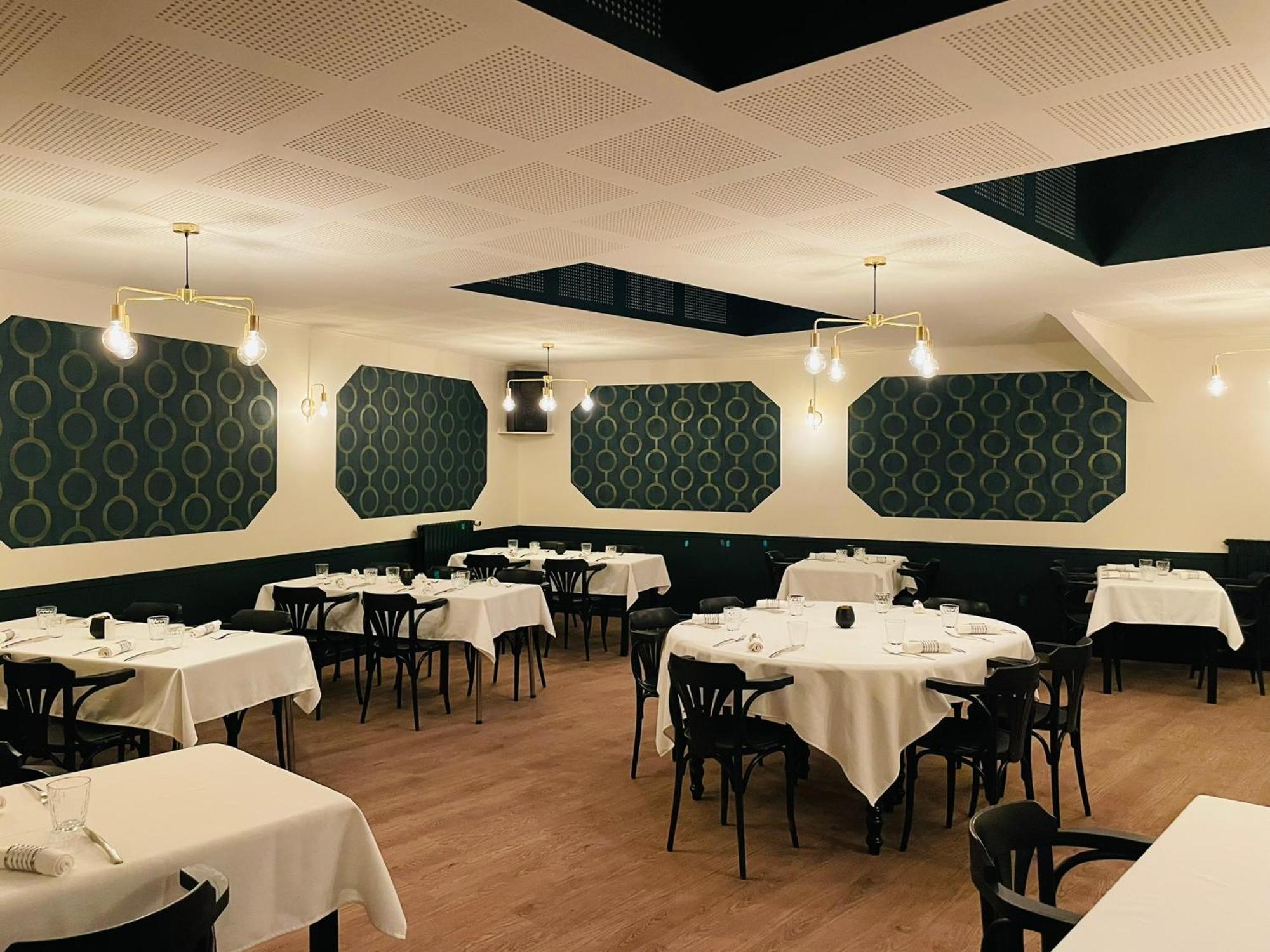 Restaurant Hotel Logis Chez Sophie Briouze Екстериор снимка