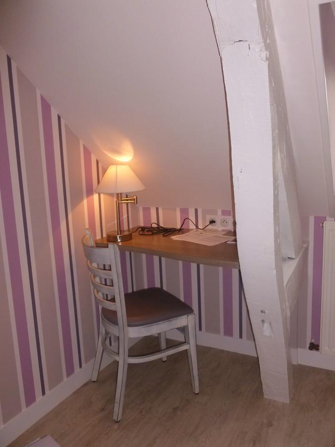 Restaurant Hotel Logis Chez Sophie Briouze Екстериор снимка
